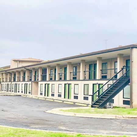 Super 8 By Wyndham-Tupelo Airport Motel Екстериор снимка