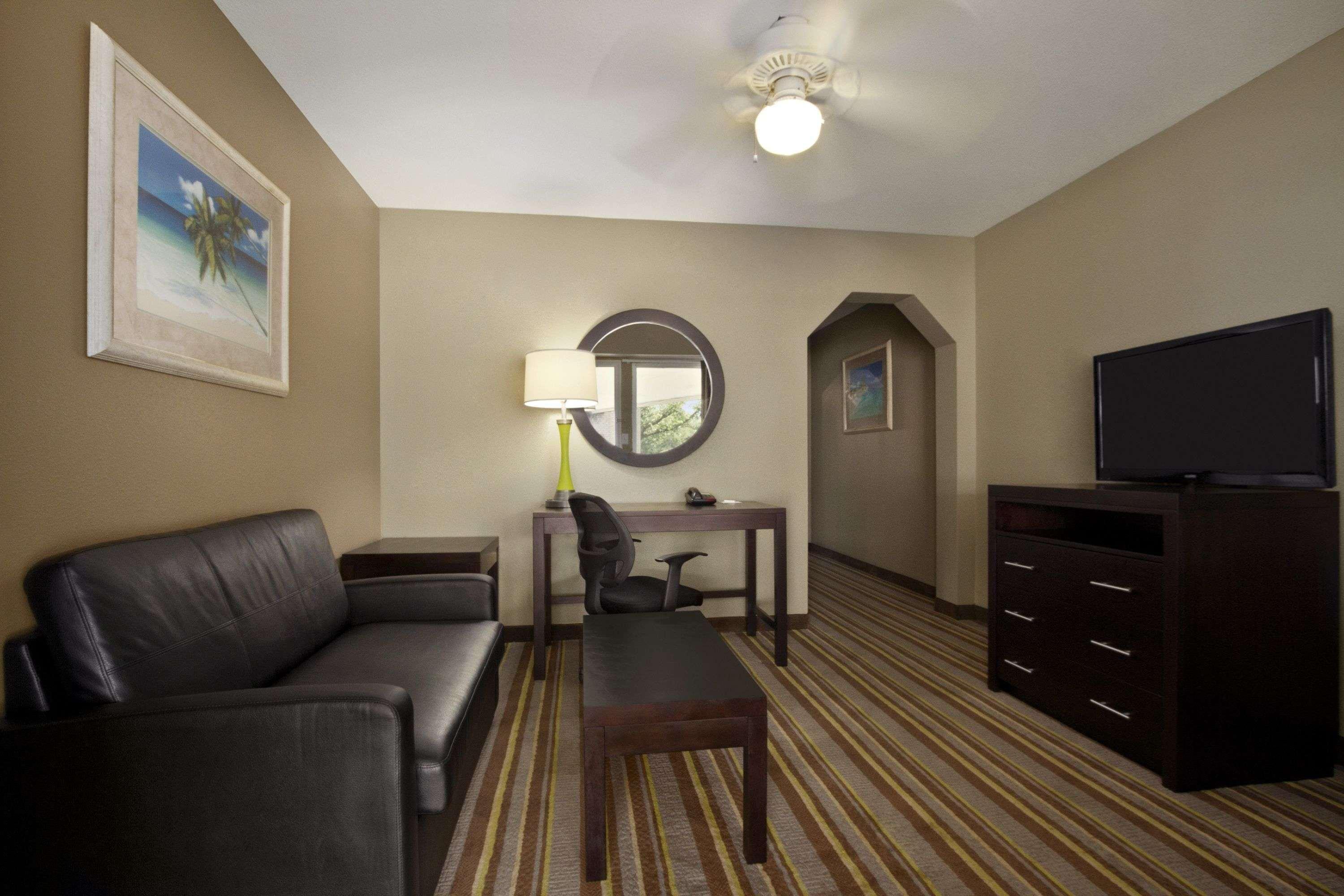 Super 8 By Wyndham-Tupelo Airport Motel Екстериор снимка