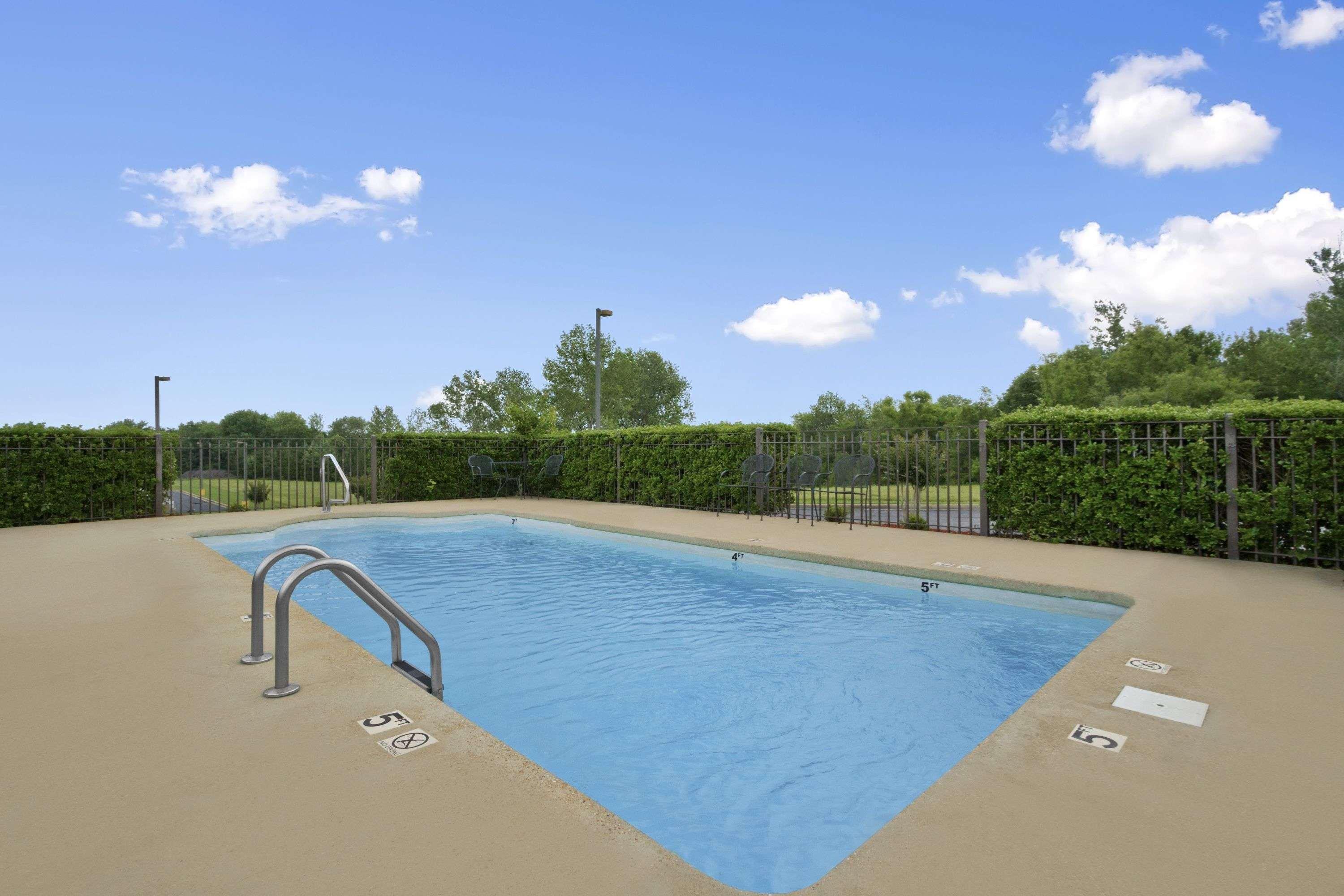 Super 8 By Wyndham-Tupelo Airport Motel Екстериор снимка