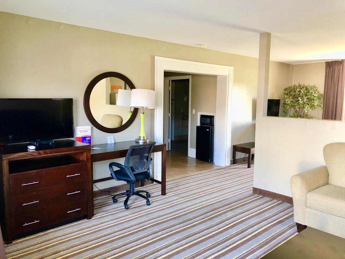 Super 8 By Wyndham-Tupelo Airport Motel Екстериор снимка