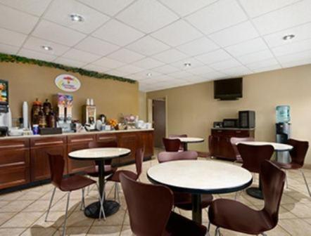 Super 8 By Wyndham-Tupelo Airport Motel Екстериор снимка